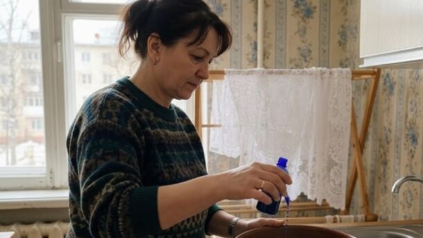 Add Two Drops of Brilliant Green—15 Minutes Later, Yellowed Sheers Turn Snow-White