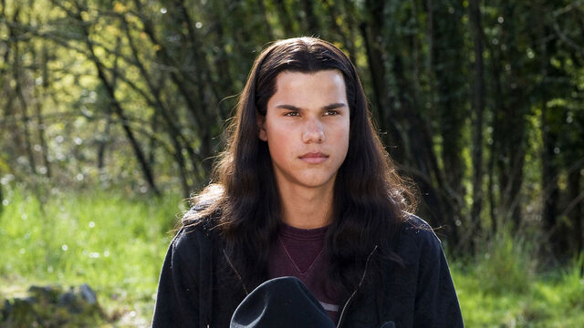 'Taylor Lautner Wasn't The Only One Who Had To Wear A Wig in Twilight