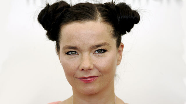 The Dress That Sparked a Thousand Memes: The Tale of Bjork's Swan Gown The Dress That Sparked a Thousand Memes: The Tale of Bjork's Swan Gown