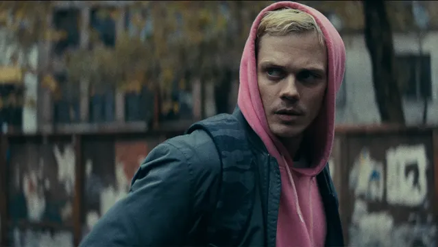 New Bill Skarsgård & Anthony Hopkins Movie Is a Perfect Mix of Comedy and Thriller