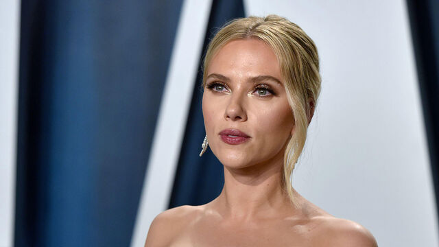 Steal Her Style: 5 Simple Tricks to Emulate Scarlett Johansson's Hollywood Charm Steal Her Style: 5 Simple Tricks to Emulate Scarlett Johansson's Hollywood Charm