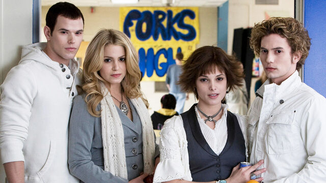 Two Twilight Stars' Real-Life Friendship Outlasted the Franchise Easily Two Twilight Stars' Real-Life Friendship Outlasted the Franchise Easily