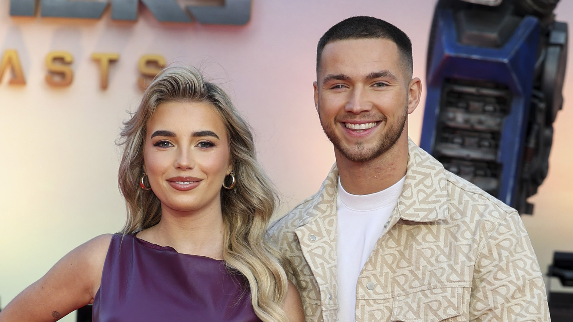 All the Hints at Love Island's Ron and Lana Breakup Everyone Missed