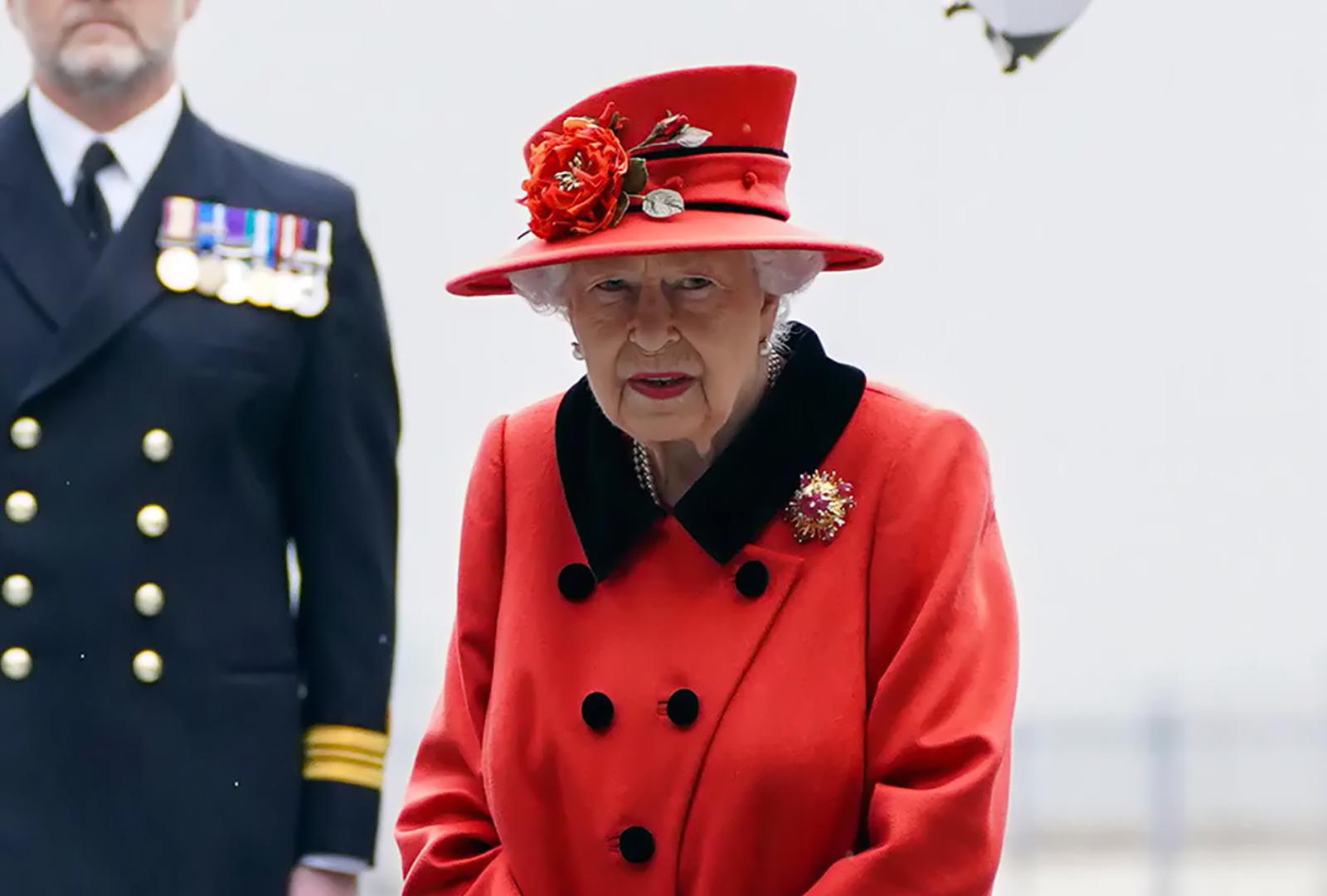 Here's Why Elizabeth II Always Wore Bright Colours - image 4