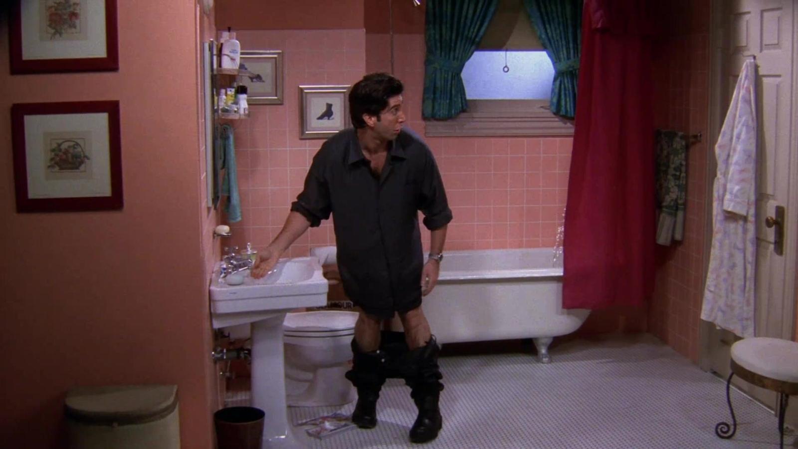 5 Most Embarrassing Things Ross Did Throughout All 10 Seasons of Friends - image 2