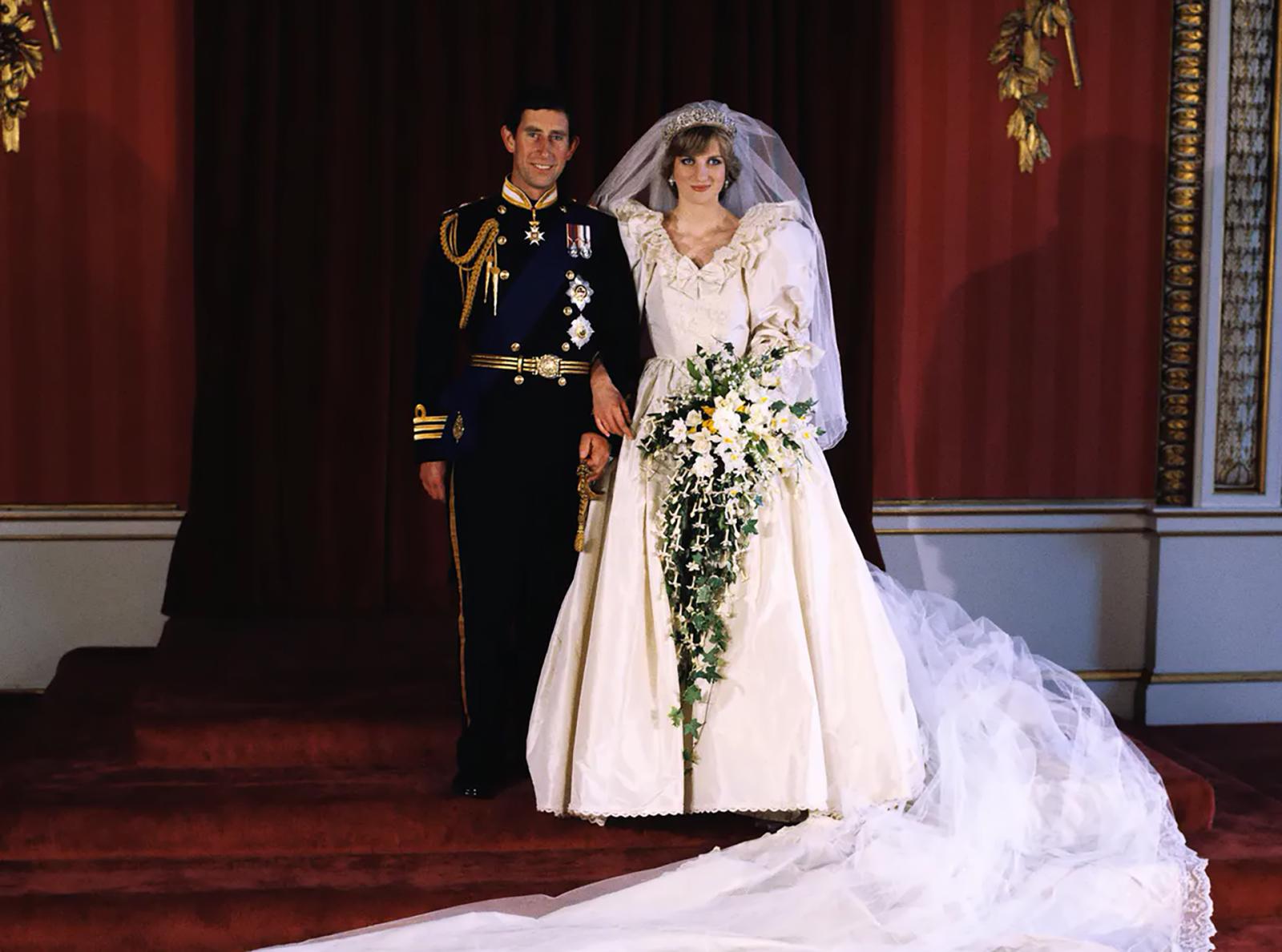 6 Iconic Princess Diana Looks, Including the "Revenge Dress" - image 2