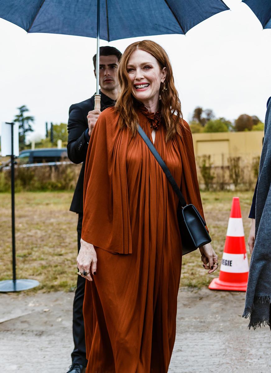 The Julianne Moore Guide to Fashion for Redheads: 5 Essential Tips - image 1