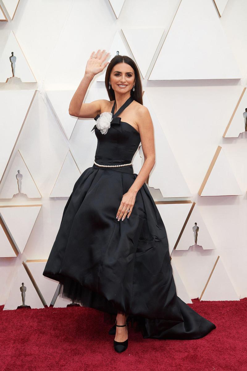 Fashion Fail: The 7 Most Regrettable Outfits to Grace the Oscar Red Carpet in Recent Memory - image 3