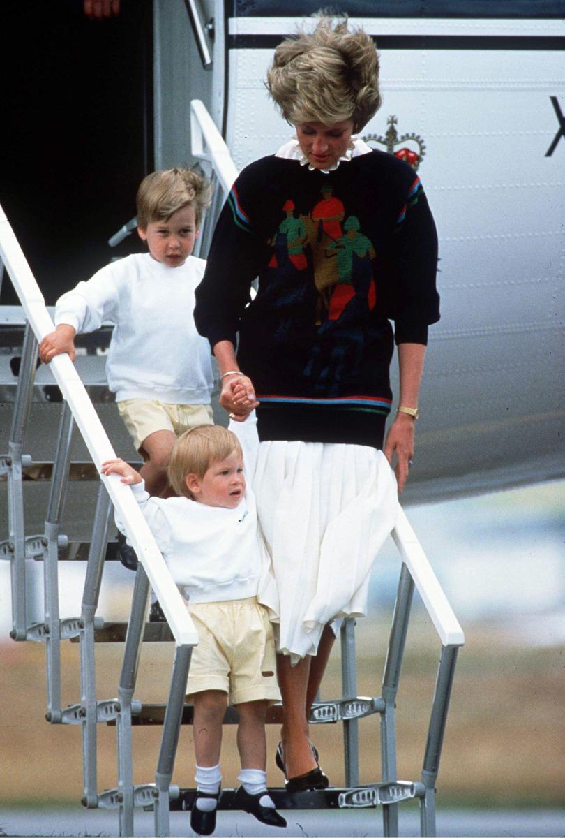 The Evolution of Princess Diana's Style: From Royal Blues to Divorce Hues - image 2