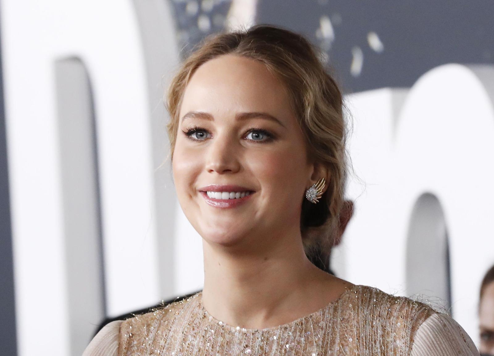 From Jennifer to Jude, These 5 Celebs Prove Money Can't Buy Confidence - image 3