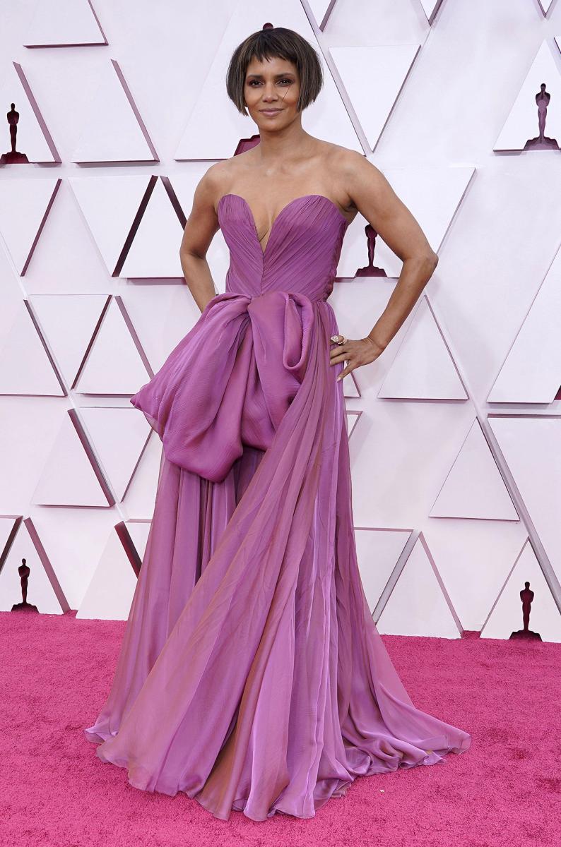 Fashion Fail: The 7 Most Regrettable Outfits to Grace the Oscar Red Carpet in Recent Memory - image 6