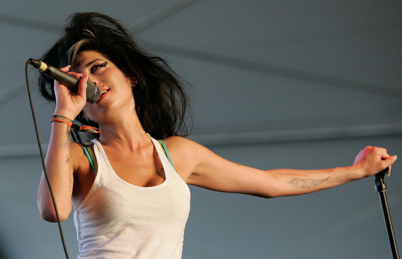 From Rehab to Red Carpet: How Amy Winehouse Became a Style Icon Despite Her Struggles - image 4