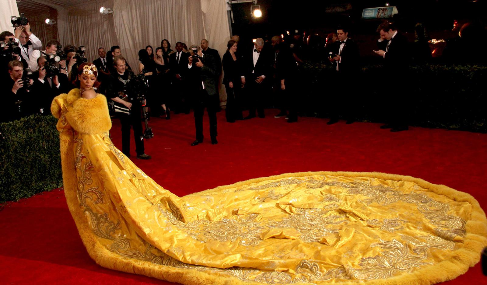 Celebrities Gone Wild: the Five Most Outrageous Dresses in History - image 4