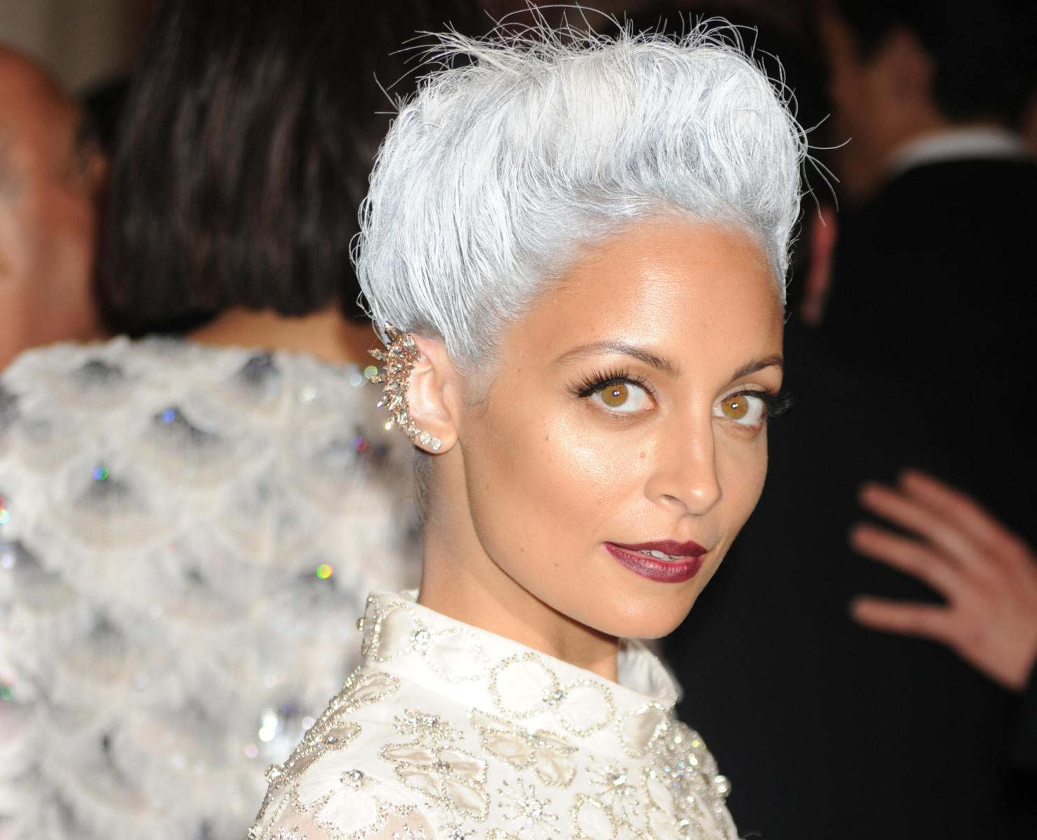 From Blue to Green: 6 Celebrity Hair Transformations That Will Make Your Jaw Drop - image 5
