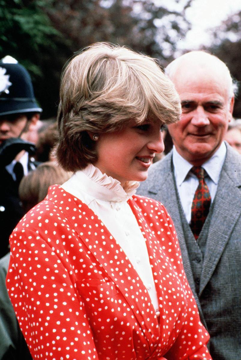 The Evolution of Princess Diana's Style: From Royal Blues to Divorce Hues - image 3