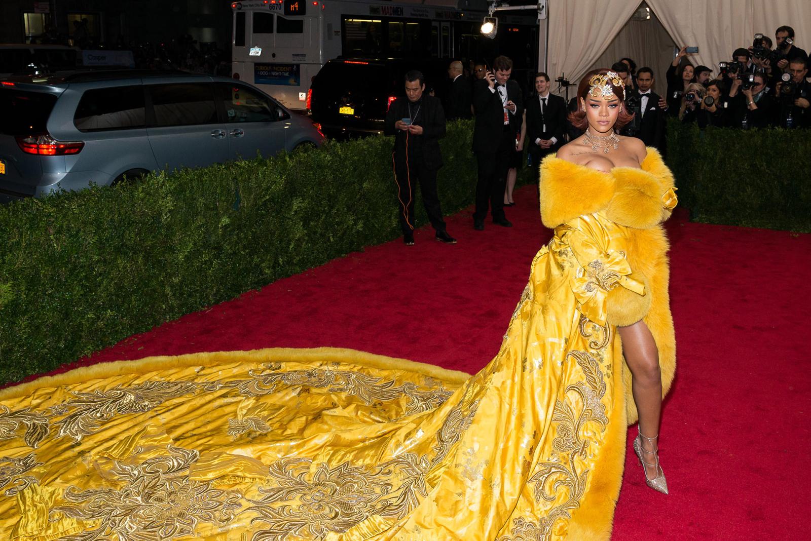 The 10 Iconic Met Gala Looks Reddit Can't Stop Obsessing About - image 9