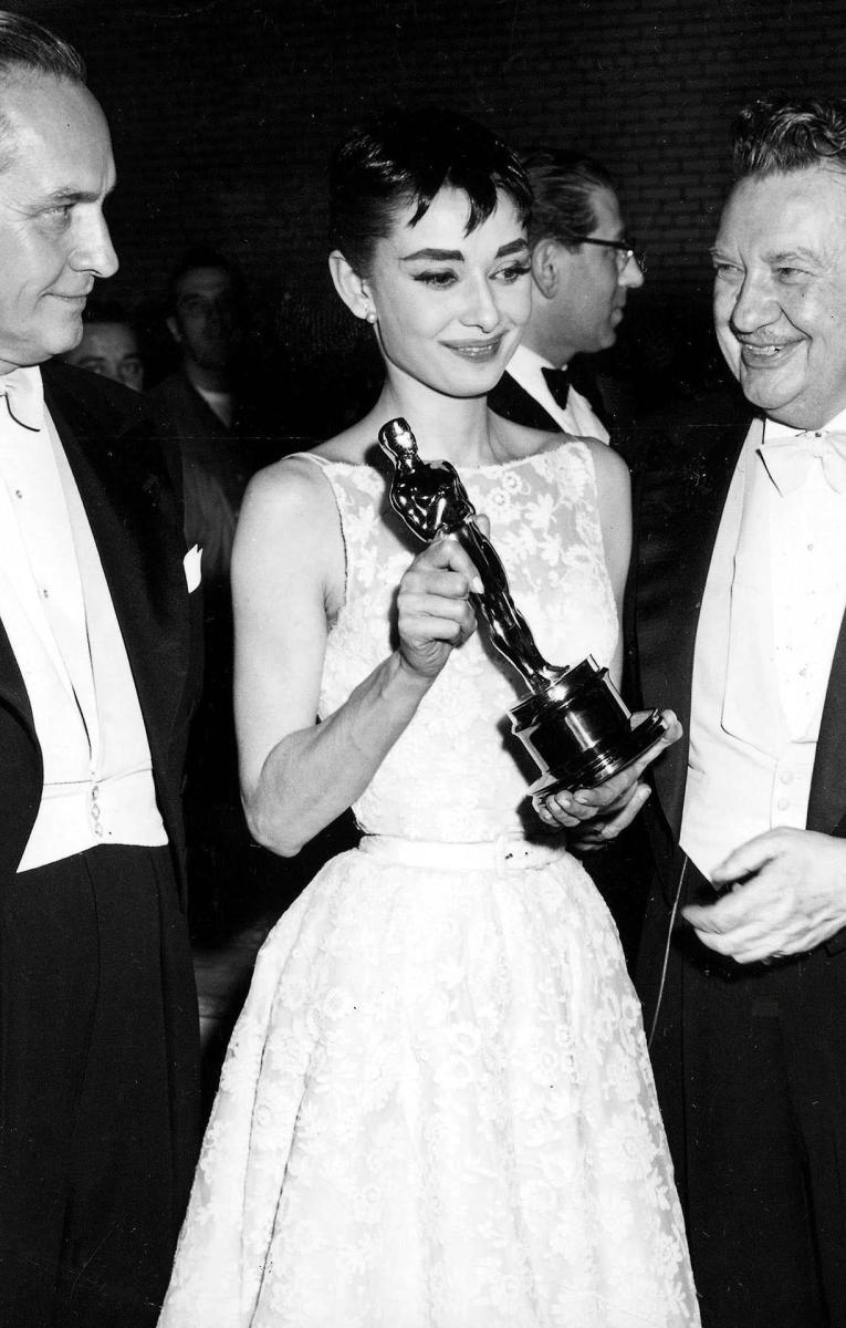 From Audrey to Jennifer: The 9 Most Memorable Oscar Outfits of All Time - image 1