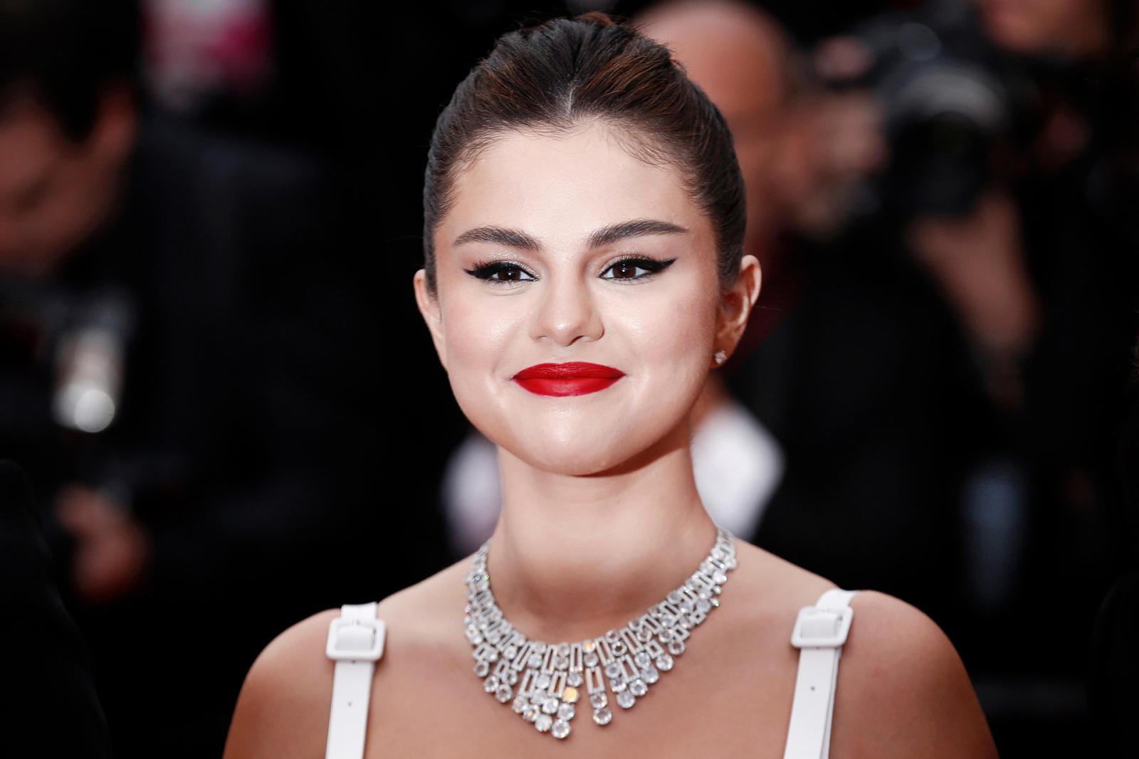 Fancy Some Bling? Check Out These Celebrity Jewelry Pieces Worth More Than Your House - image 4