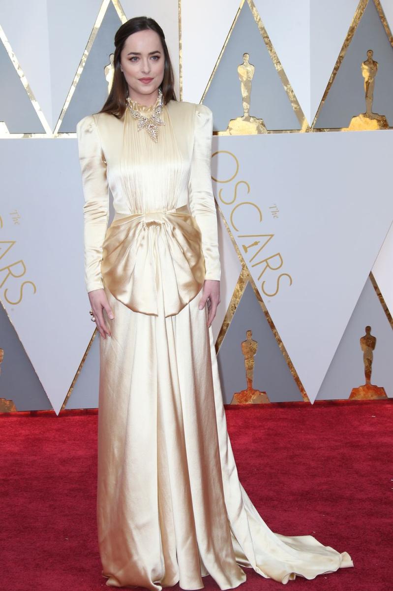 These Oscars Red Carpet Outfits Are So Bad, We Can't Stop Laughing - image 3