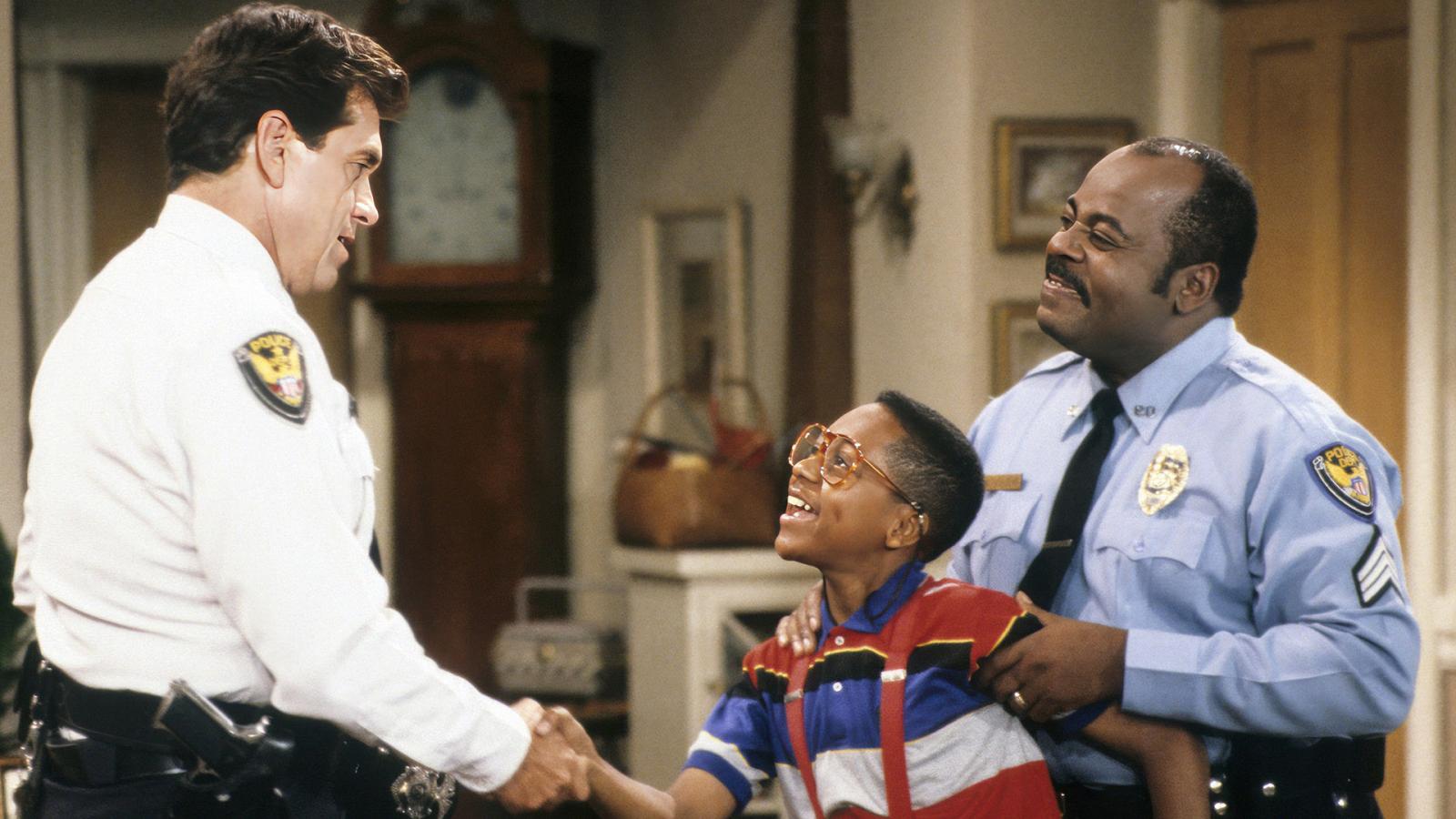 5 Wholesome Family-Friendly Sitcoms on Max for a Cozy Family Viewing - image 3