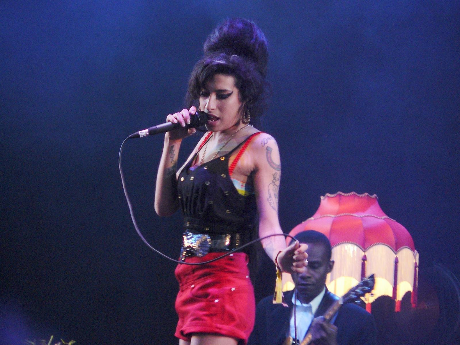 From Rehab to Red Carpet: How Amy Winehouse Became a Style Icon Despite Her Struggles - image 2