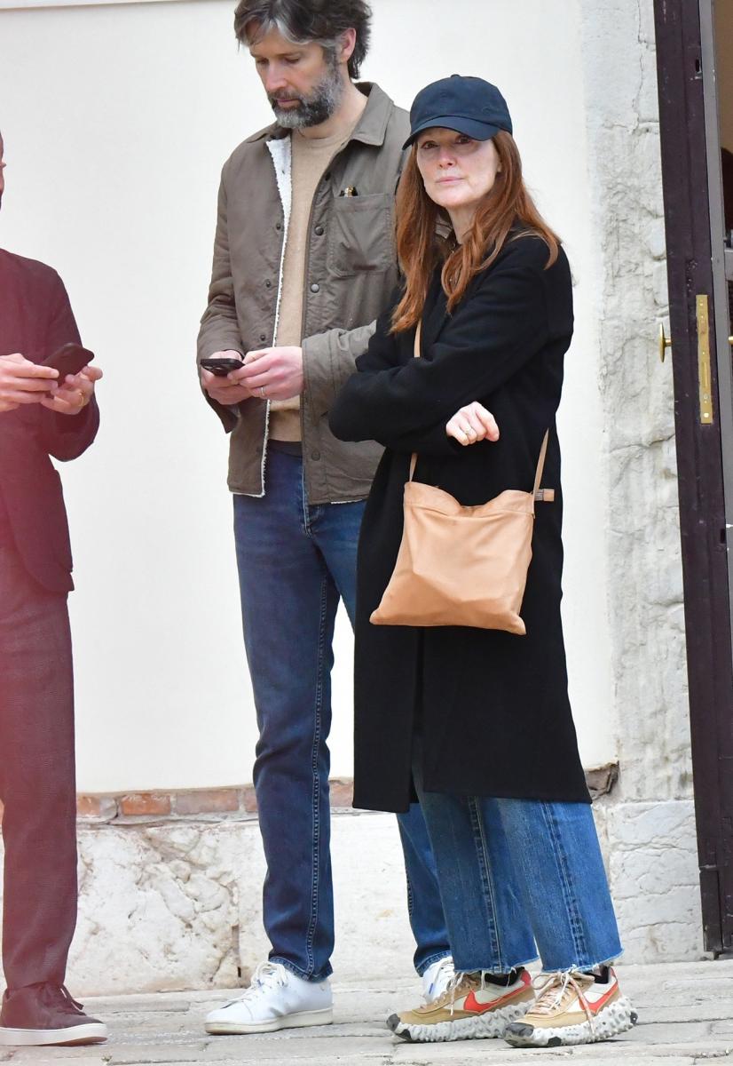 The Julianne Moore Guide to Fashion for Redheads: 5 Essential Tips - image 5