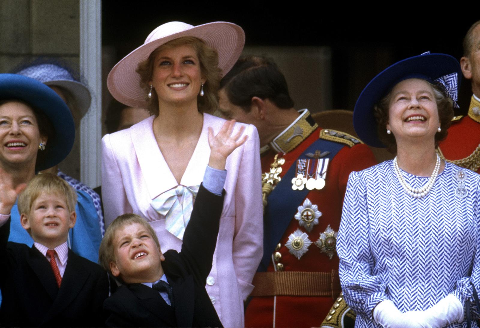 The Royal Family's Public vs Private Grief: How They Reacted to Princess Diana's Death - image 3