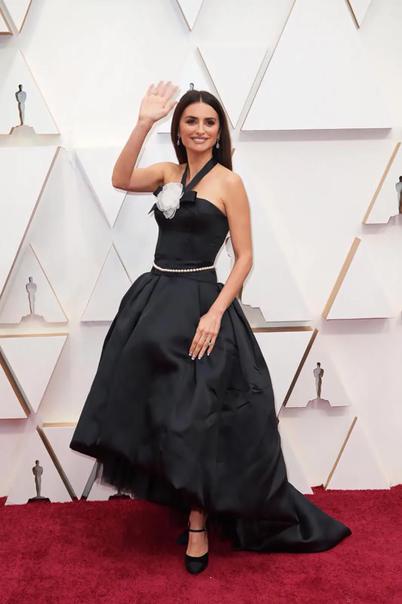 Fashion Fails: The 7 Most Ridiculous Outfits from the Oscars Red Carpet - image 3