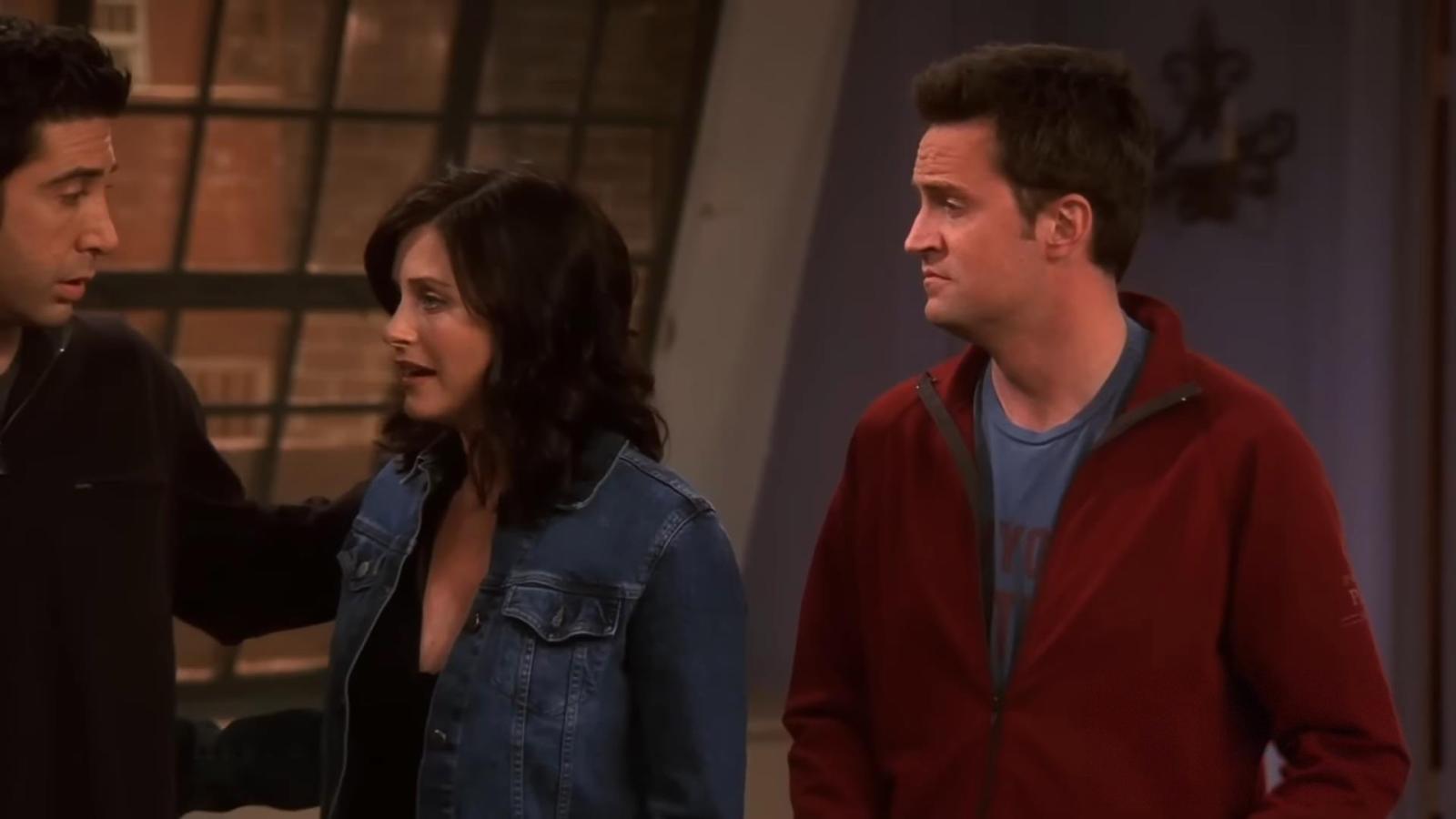 7 Funniest Unscripted Friends Moments That Were Kept in the Show - image 7