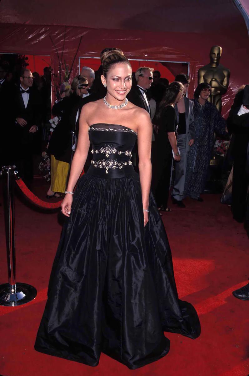Who Wore it Best? The 10 Most Iconic Oscar Red Carpet Looks of the 90s - image 10
